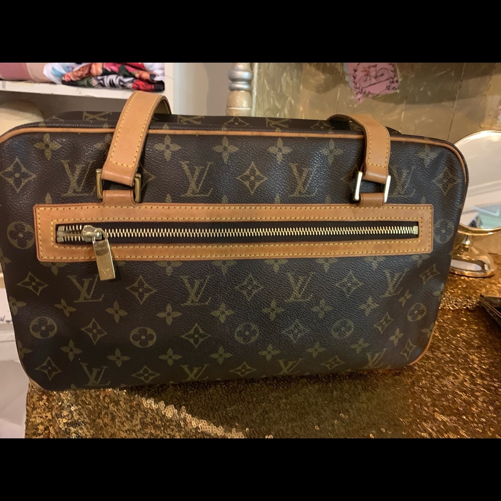 Pre owned Louis Vuitton good condition $550